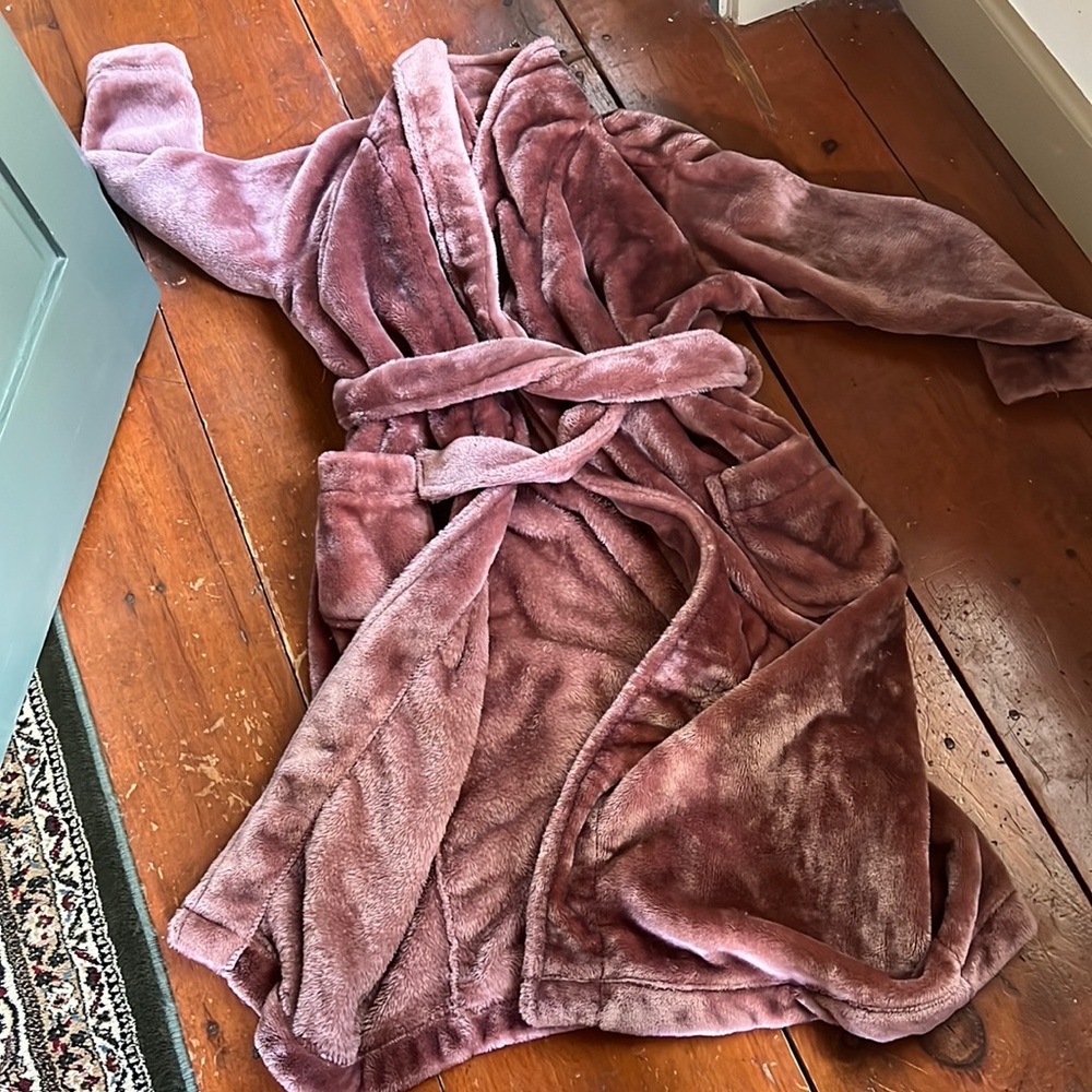 Rose fuzzy bathrobe